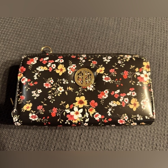 Handbags - 🎉Black Floral Padded Crossbody Wallet - Like New